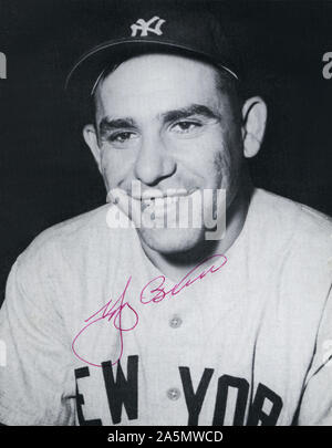 Vintage firmato foto in bianco e nero di nuovo Yankee Hall of Fame giocatore di baseball Yogi Berra. Foto Stock