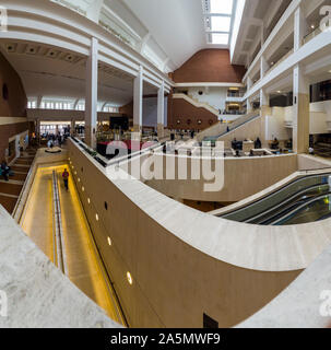 All'interno,British Library,Euston Road,Londra,l'Inghilterra,Obiettivo Fisheye Foto Stock