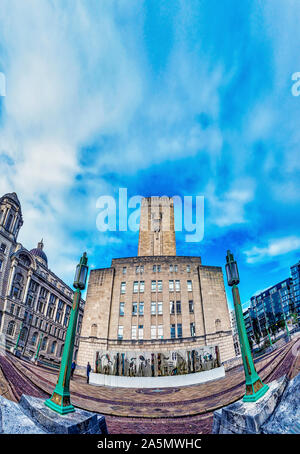 Betty Woodman,Fontana di Liverpool,2016,Biennale di Liverpool,Mersey Tunnel,l'albero di ventilazione,nell',sfondo,Obiettivo Fisheye distorsioni,l'isola di Mann,Liverp Foto Stock