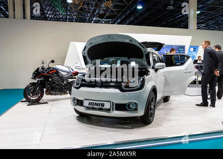 BUDAPEST/Ungheria - 18 ottobre 2019: tecnologia automobilistica trade show. Nuova Suzuki Ignis compact SUV e Katana moto in esposizione presso lo stand del fornitore. Foto Stock