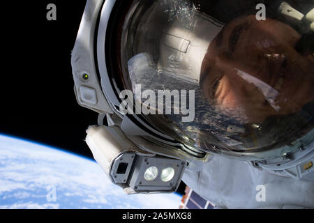 Washington, Stati Uniti. Xxi oct, 2019. L'astronauta della NASA Christina Koch prende un fuori di questo mondo di 'spazio-selfie' con la messa a terra dietro di lei il 18 ottobre 2019. Lei e il suo collega astronauta della NASA Jessica Meir (al di fuori del frame) si sono avventurati nel vuoto dello spazio per sette ore e 17 minuti per sostituire una batteria guasta carica-scarica (unità BCDU) con una ruota di scorta durante il primo tutti-donna spacewalk. Il BCDU regola la carica di batterie che la raccolta e la distribuzione di energia solare per il laboratorio orbitante sistemi. La NASA/UPI Credito: UPI/Alamy Live News Foto Stock