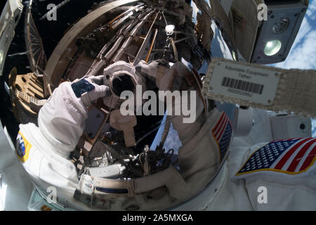 Washington, Stati Uniti. Xxi oct, 2019. L'astronauta della NASA Jessica Meir prende un fuori di questo mondo di 'spazio-selfie' con la messa a terra dietro di lei il 18 ottobre 2019. Lei e il suo collega astronauta della NASA Christina Koch (al di fuori del frame) si sono avventurati nel vuoto dello spazio per sette ore e 17 minuti per sostituire una batteria guasta carica-scarica (unità BCDU) con una ruota di scorta durante il primo tutti-donna spacewalk. Il BCDU regola la carica di batterie che la raccolta e la distribuzione di energia solare per il laboratorio orbitante sistemi. La NASA/UPI Credito: UPI/Alamy Live News Foto Stock