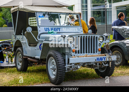 BADEN baden, Germania - Luglio 2019: blu acciaio JEEP WILLYS MB FORD GPW G503 SUV militari 1940 1945, oldtimer riunione nel Kurpark. Foto Stock