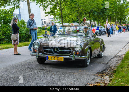 BADEN baden, Germania - Luglio 2019: brown MERCEDES-BENZ 190 SL roadster cabrio 1955 1963, oldtimer riunione nel Kurpark. Foto Stock