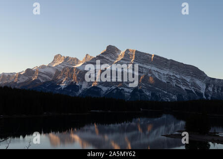 Sunrise oltre due jack lago nel Parco Nazionale di Banff Alberta Foto Stock