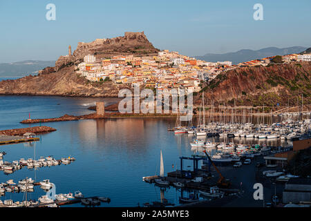 Splendida vista panoramica di Castelsardo, un villaggio storico nel nord-ovest della Sardegna Foto Stock