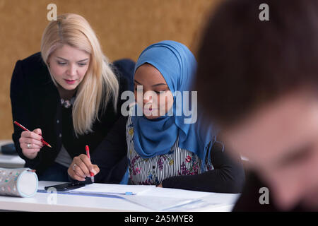 Architettura femmina insegnante al lavoro. Il professor femmina spiegare i progetti architettonici per studenti. Bellissima femmina architettura university professor e Foto Stock