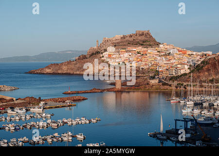 Splendida vista panoramica di Castelsardo, un villaggio storico nel nord-ovest della Sardegna Foto Stock