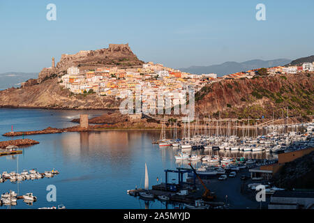 Splendida vista panoramica di Castelsardo, un villaggio storico nel nord-ovest della Sardegna Foto Stock