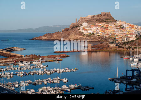 Splendida vista panoramica di Castelsardo, un villaggio storico nel nord-ovest della Sardegna Foto Stock