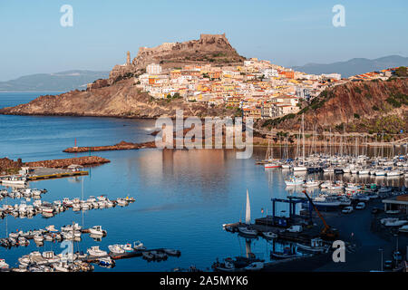 Splendida vista panoramica di Castelsardo, un villaggio storico nel nord-ovest della Sardegna Foto Stock