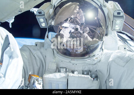 Astronauta in uno spazio aperto al di sopra del pianeta. Gli elementi di questa immagine sono state arredate dalla NASA. Foto Stock