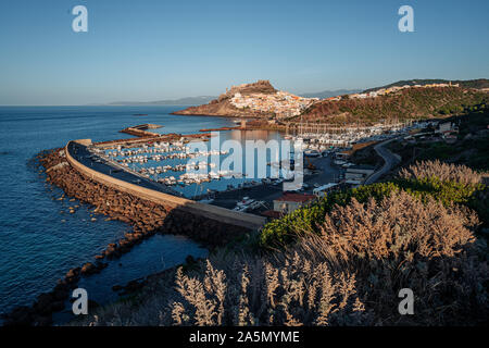 Splendida vista panoramica di Castelsardo, un villaggio storico nel nord-ovest della Sardegna Foto Stock