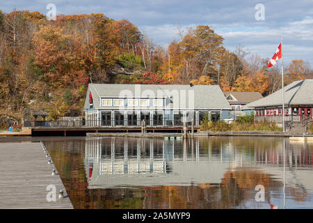 Lungomare nel popolare cittadina turistica di Port Carling Ontario in autunno Foto Stock