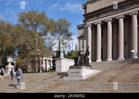 La Columbia University campus in Morningside Heights, New York, Stati Uniti d'America. Bassa Memorial Library. La bassa passi con l'Alma Mater statua. Foto Stock