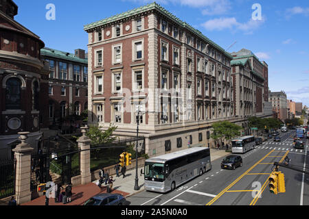 La Columbia University campus in Morningside Heights, New York, Stati Uniti d'America. Vista da Revson Plaza, un ponte che collega il campus di tutta Amsterdam Avenue, wit Foto Stock