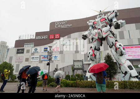 Tokyo, Giappone - 7 Luglio 2019 : Una vita-dimensionato Unicorn Gundam statua sul display esterno subacqueo Odaiba City Plaza Tokyo a Tokyo in Giappone. Foto Stock