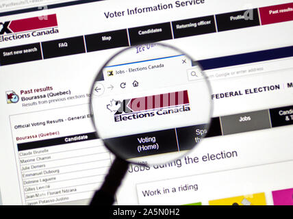 Montreal, Canada - 21 Ottobre 2019: Gazzetta del Canada Elezioni Elezioni del sito.ca su un computer portatile schermo sotto la lente di ingrandimento. Foto Stock