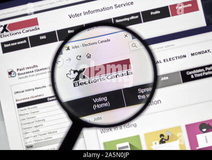 Montreal, Canada - 21 Ottobre 2019: Gazzetta del Canada Elezioni Elezioni del sito.ca su un computer portatile schermo sotto la lente di ingrandimento. Foto Stock