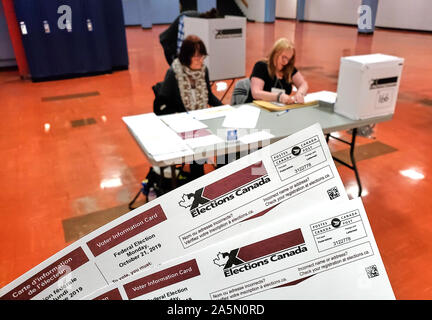 Montreal, Canada - 21 Ottobre 2019: elettore scheda di informazione per il Canada elezioni federali su una stazione di polling. Le elezioni si svolgeranno il 2 ottobre Foto Stock