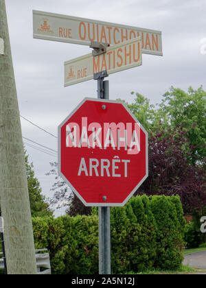 Bilingue in segno di stop in Mashteuiatsh Amerindian riserva in Saguenay Lac St Jean, con Arrêt in francese e in Nakaha Innu Foto Stock