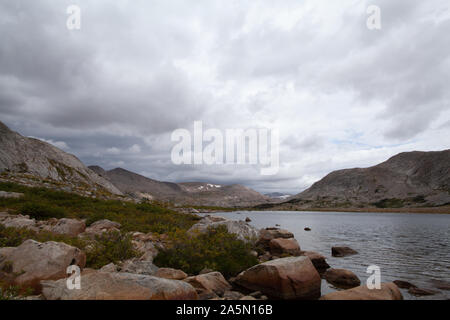 Una tempesta che soffia sul lago 10555/Glacier Lake nella catena montuosa Wind River del Wyoming. La montagna Round Top è vista in lontananza. Foto Stock