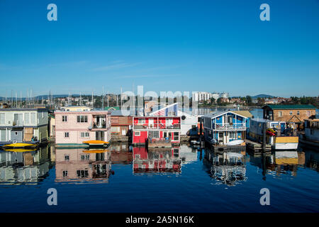 Victoria, British Columbia, Canada. Fisherman Wharf. Colorate case di flottazione. Foto Stock