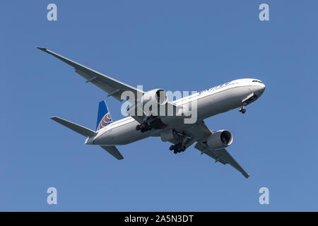 United Airlines Boeing 777-322(ER) N2333U nella United Airlines livrea gocce è marcia durante una simulazione di approccio di atterraggio lungo il San Francisco Waterf Foto Stock