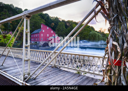 Vista dello storico Mulino Rosso da un ponte, Clinton Hunterdon County, New Jersey Foto Stock