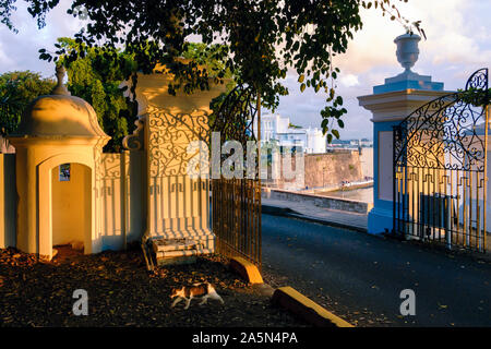 Cancello con una garitta con la Residenza del Governatore, Old San Juan, Puerto Rico Foto Stock
