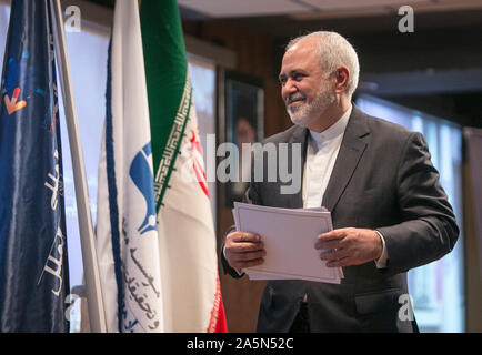 Tehran, Iran. Xxi oct, 2019. Ministro degli Esteri iraniano Mohammad Javad Zarif assiste la conferenza internazionale su "L'unilateralismo e diritto internazionale" in Tehran, Iran, Ott. 21, 2019. Zarif detto il lunedì che il governo degli Stati Uniti ha creato tensione nella regione del Medio Oriente, ufficiale IRNA news agency ha riferito. Credito: Ahmad Halabisaz/Xinhua/Alamy Live News Foto Stock