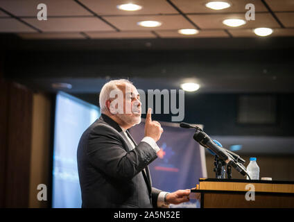 Tehran, Iran. Xxi oct, 2019. Ministro degli Esteri iraniano Mohammad Javad Zarif parla durante la conferenza internazionale su "L'unilateralismo e diritto internazionale" in Tehran, Iran, Ott. 21, 2019. Zarif detto il lunedì che il governo degli Stati Uniti ha creato tensione nella regione del Medio Oriente, ufficiale IRNA news agency ha riferito. Credito: Ahmad Halabisaz/Xinhua/Alamy Live News Foto Stock