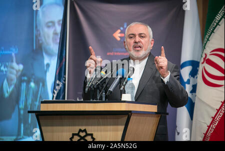 Tehran, Iran. Xxi oct, 2019. Ministro degli Esteri iraniano Mohammad Javad Zarif parla durante la conferenza internazionale su "L'unilateralismo e diritto internazionale" in Tehran, Iran, Ott. 21, 2019. Zarif detto il lunedì che il governo degli Stati Uniti ha creato tensione nella regione del Medio Oriente, ufficiale IRNA news agency ha riferito. Credito: Ahmad Halabisaz/Xinhua/Alamy Live News Foto Stock