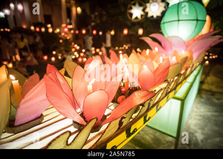 Bellissime lanterne colorate in una barca di carta al Festival delle luci (Boun Lai Heua Fai) a Luang Prabang, Laos, 2019. Foto Stock