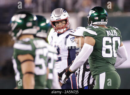 East Rutherford, Stati Uniti. Xxi oct, 2019. New England Patriots Tom Brady si lamenta per un funzionario nel quarto trimestre contro il New York getti nella settimana 7 della stagione di NFL a MetLife Stadium di East Rutherford, New Jersey lunedì 21 ottobre, 2019. Foto di Giovanni Angelillo/UPI Credito: UPI/Alamy Live News Foto Stock