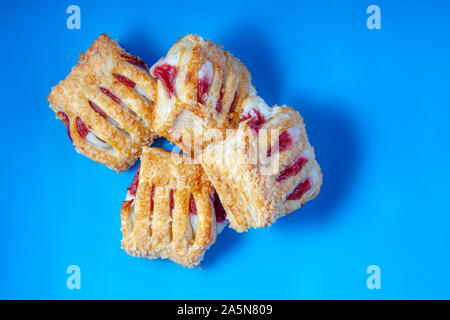 Fragole e rabarbaro di crema di formaggio Strudel vista dall'alto su uno sfondo blu Foto Stock