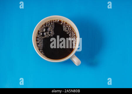 Il caffè nero su bianco una tazza con uno sfondo blu Foto Stock