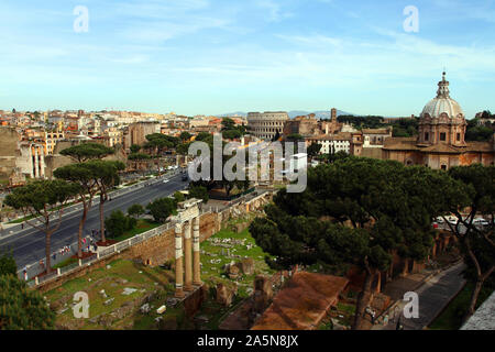 Roma, Italia - 7 Maggio 2015: vista aerea dei Fori Imperiali di Roma con il Colosseo in background Foto Stock