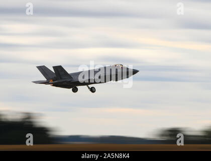 Un F-35un fulmine II assegnati per la XXXIII Fighter Wing decolla in Eastern Iowa Airport, Iowa, 13 ottobre, 2019. La trentatreesima FW supportato il reclutamento locale e gli sforzi della comunità attraverso la mostra statica dei getti, la visita di un ospedale pediatrico locale e di esecuzione di un cavalcavia per gli universitari di Iowa versus Penn State gioco di calcio. (U.S. Air Force foto di Airman 1° classe Litteral ambra) Foto Stock