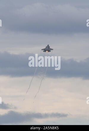 Un F-35un fulmine II assegnati per la XXXIII Fighter Wing prende il volo in Eastern Iowa Airport, Iowa, 13 ottobre, 2019. La trentatreesima FW supportato il reclutamento locale e gli sforzi della comunità attraverso la mostra statica dei getti, la visita di un ospedale pediatrico locale e di esecuzione di un cavalcavia per gli universitari di Iowa versus Penn State gioco di calcio. (U.S. Air Force foto di Airman 1° classe Litteral ambra) Foto Stock