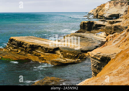 Scogliere e oceano. La splendida spiaggia scena. Sunset Cliffs Parco naturale al punto Loma, San Diego Penisola, California Foto Stock