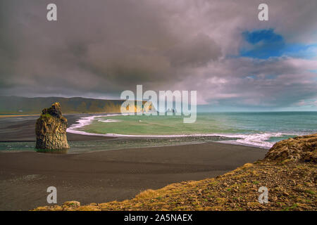 Dyrholaey è la piccola penisola. È situato sulla costa sud dell'Islanda, non lontano dal villaggio di Vík. Foto Stock