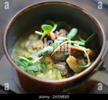 Foto macro buon risotto con funghi nel ristorante Foto Stock