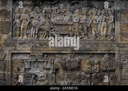 Rilievi sul tempio di Borobudur, Giava centrale, Indonesia. Foto Stock