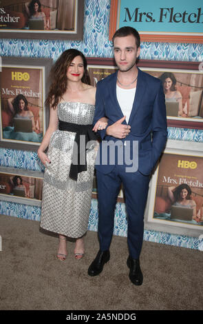 Hollywood, CA. Xxi oct, 2019. Kathryn Hahn, Jackson bianco, a Premiere di HBO "rs. Fletcher' a Avalon Hollywood in Hollywood, la California il 21 ottobre 2019. Credito: Faye Sadou/media/punzone Alamy Live News Foto Stock