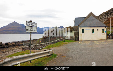 Una vista della scuola primaria dalle sponde del Loch Scavaig con il Cuillin Hills in background a Elgol, Isola di Skye in Scozia, Regno Unito, Europa. Foto Stock