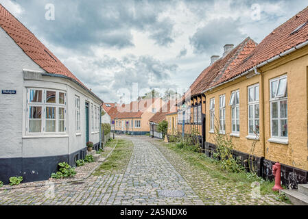 Il pittoresco streetwiev di un antico vicolo in Ebeltoft, Danimarca, 9 settembre 2019 Foto Stock