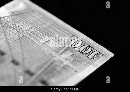 Un centinaio di dollari di Hong Kong banconota su sfondo scuro vicino. In bianco e nero Foto Stock