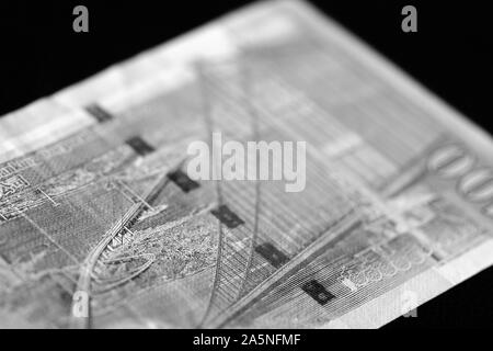 Un centinaio di dollari di Hong Kong banconota su sfondo scuro vicino. In bianco e nero Foto Stock