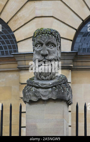 Uno dei scolpiti imperatore filosofo o capi intorno al perimetro del Sheldonian Theatre in Oxford Inghilterra ognuno ha una barba diversa Foto Stock